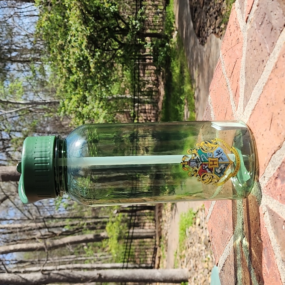 Harry Potter💚 Hogwarts Crest NWT Green 1 Liter Water Bottle